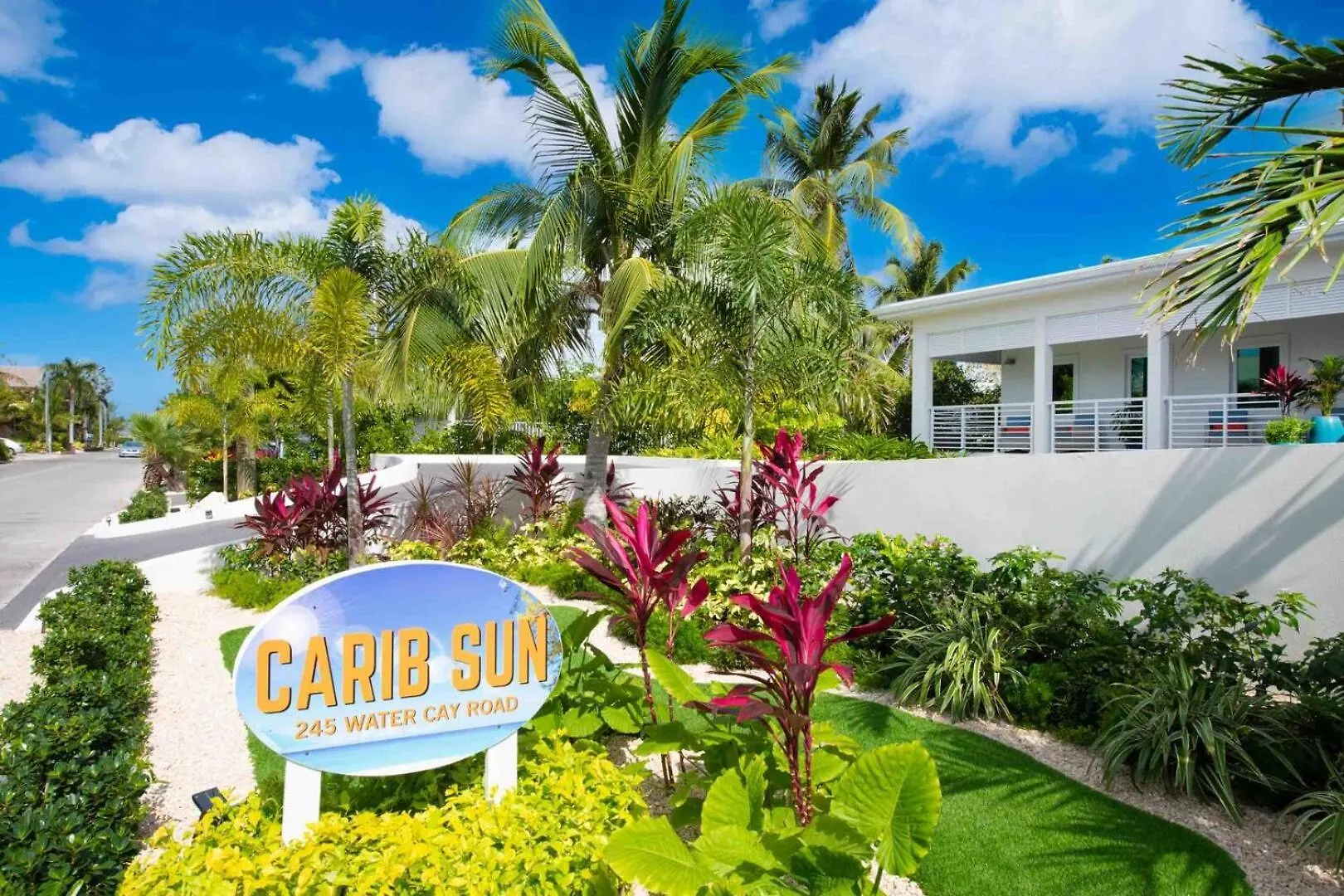 Caribe Sun - Modern Villa With Pool! Walk To The Rum Point Club & Kaibo Driftwood Village Holiday home