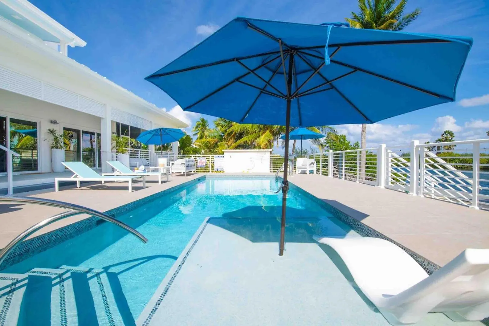 Holiday home Caribe Sun - Modern Villa With Pool! Walk To The Rum Point Club & Kaibo Driftwood Village
